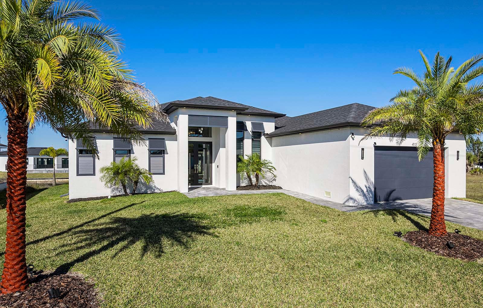 Große Terrasse am Kanal mit Grill, Feuerstelle und Sitzbereich.