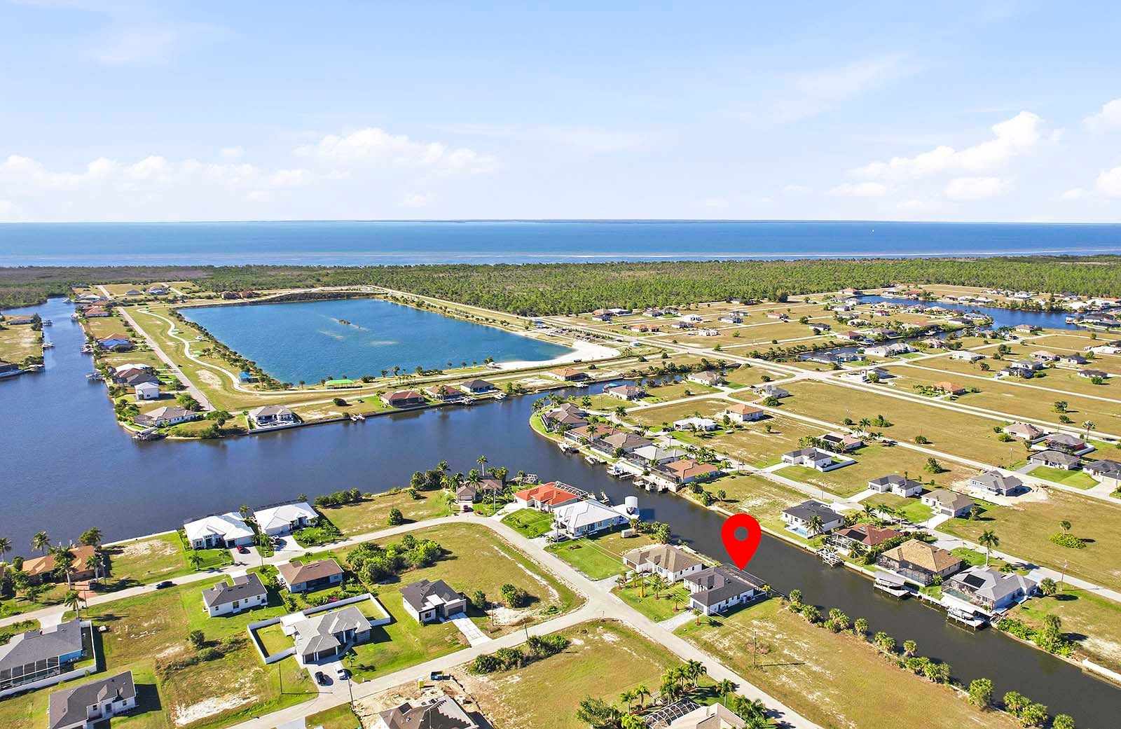 Offener Wohnbereich mit Sofa und Sitzgelegenheiten