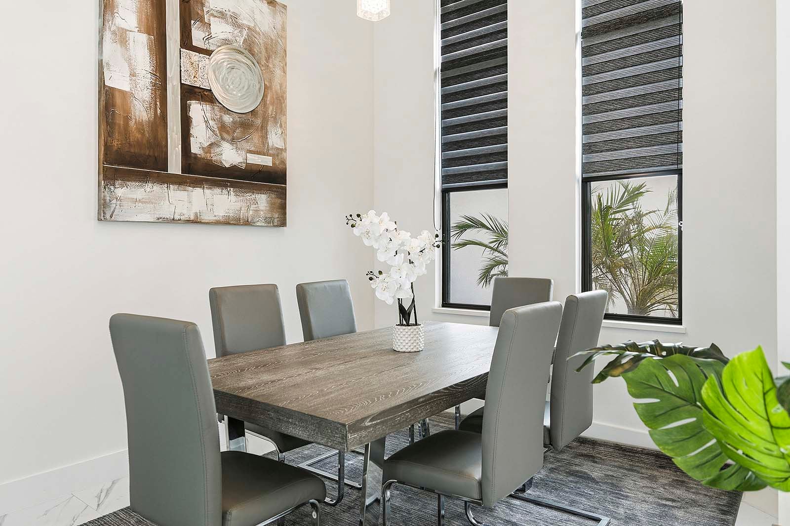 Großzügige Terrasse am Kanal mit Grill und Sitzbereich.