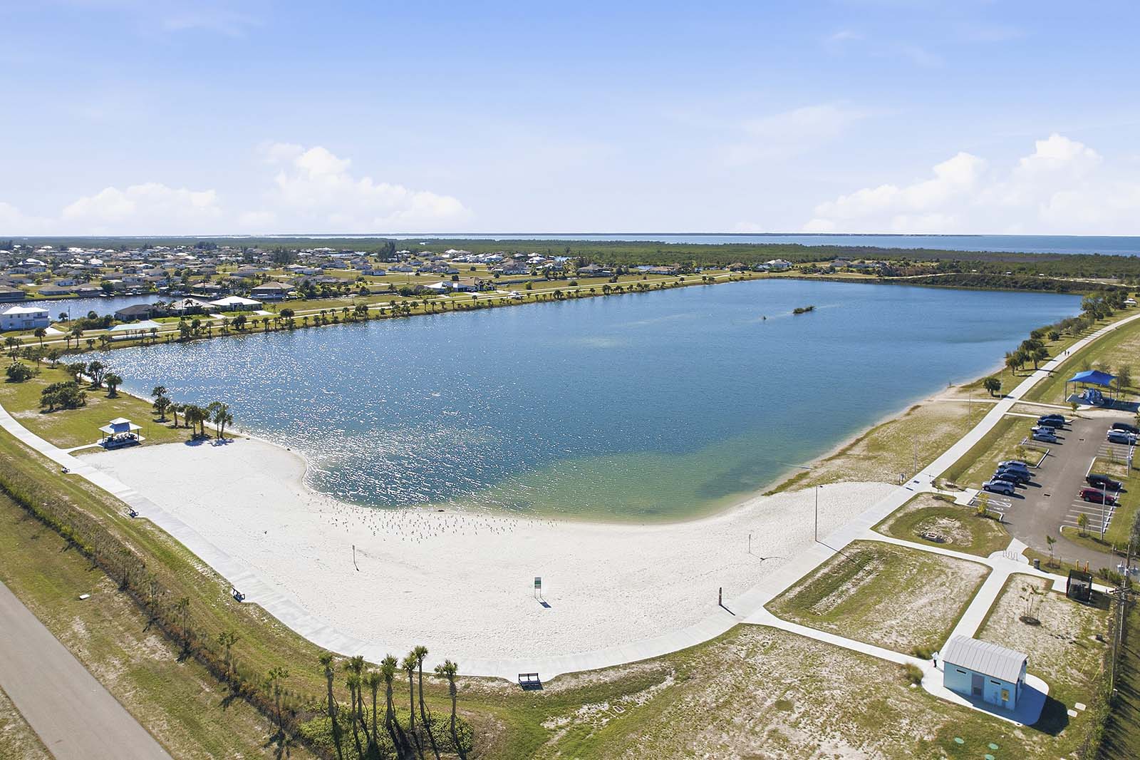 Offener Wohnbereich mit Sofa und Sitzgelegenheiten.