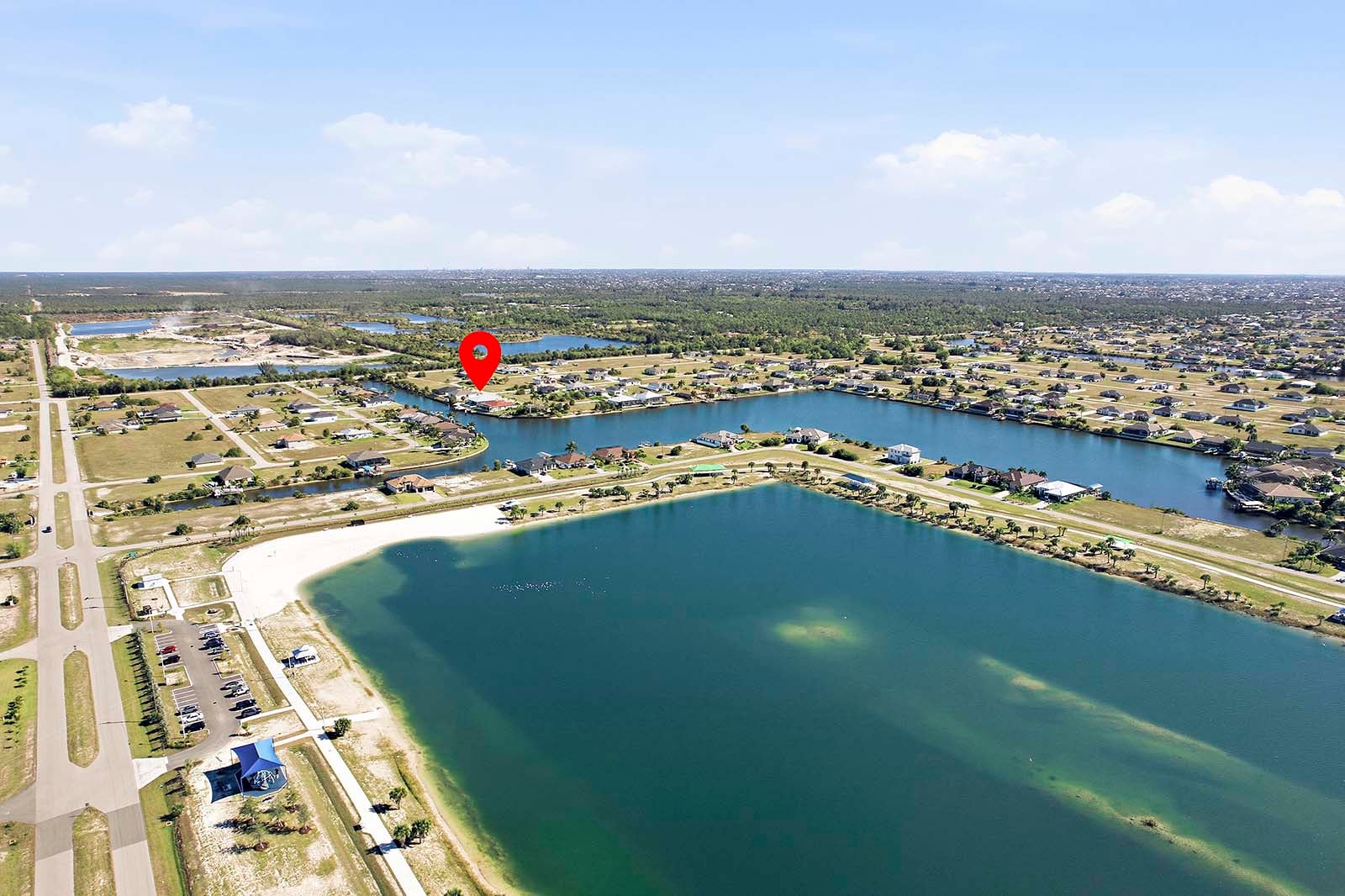 Offener Wohnbereich mit Sitzgruppe und Blick zur Terrasse.