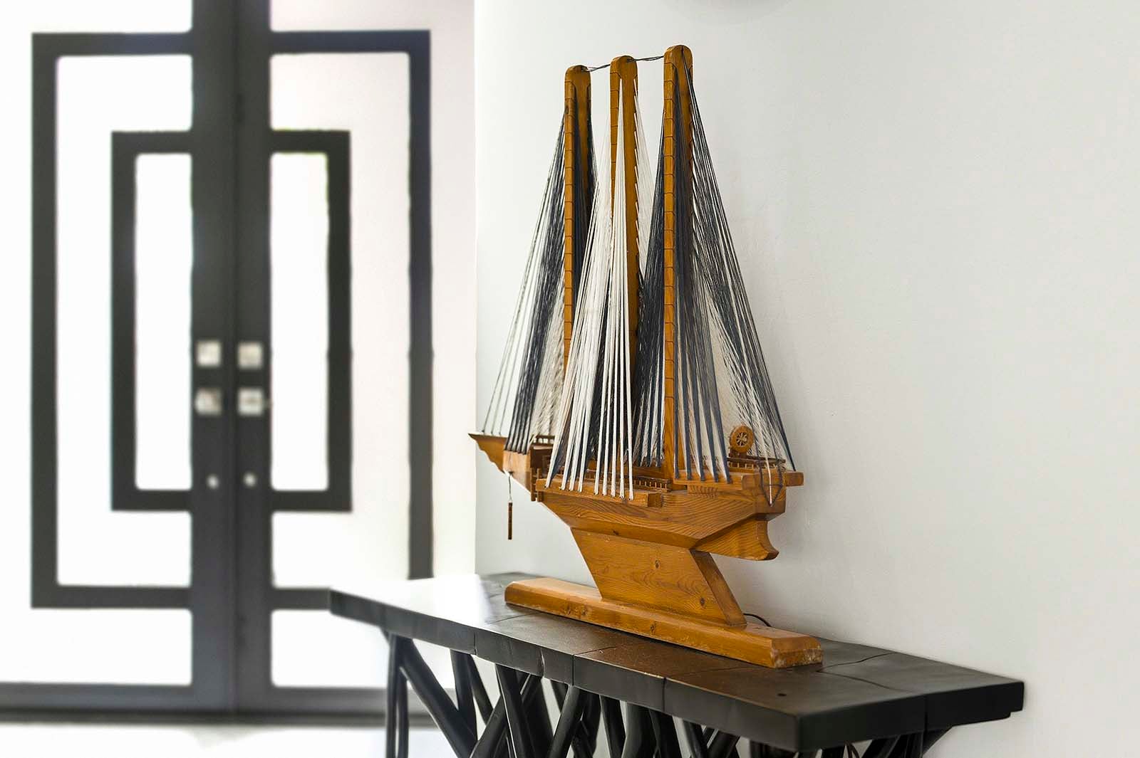 Wohnbereich mit Sofa und offenem Grundriss