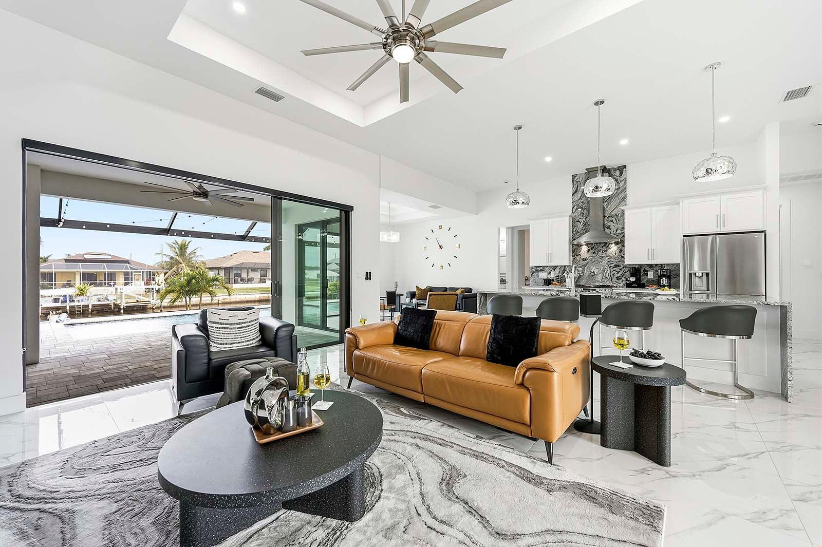 Offener Wohnbereich mit Sofa und Sitzgelegenheiten