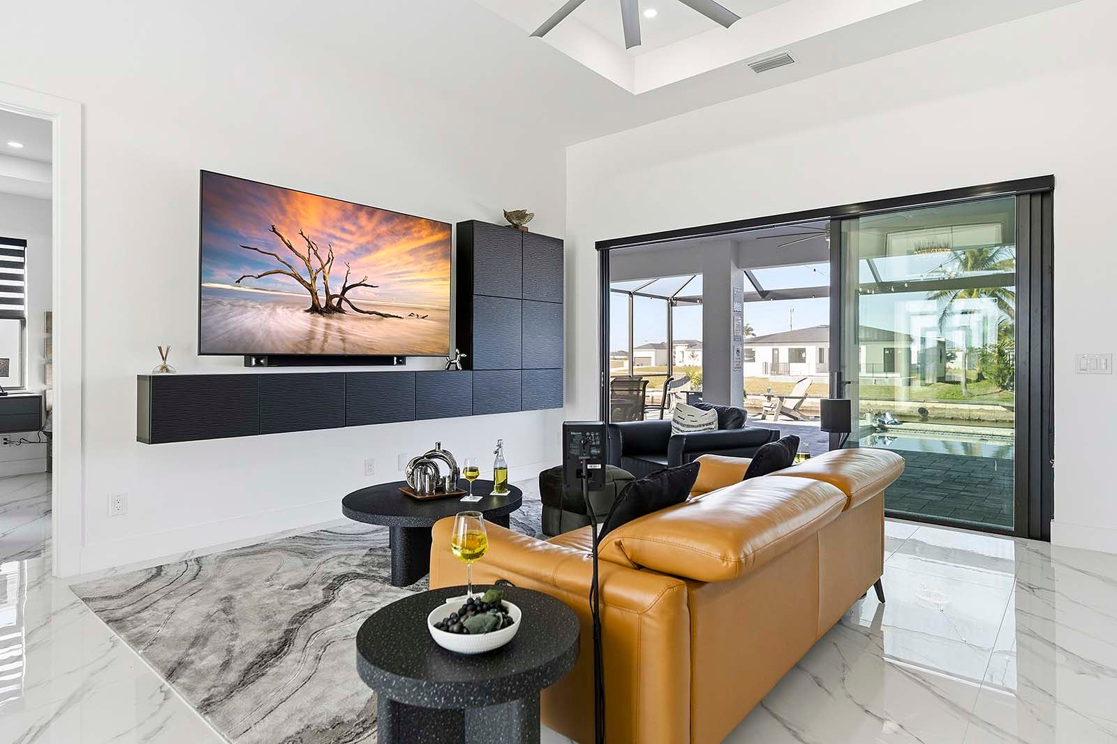 Terrasse am Kanal mit Grill, Feuerstelle und Sitzbereich bei Sonnenuntergang.