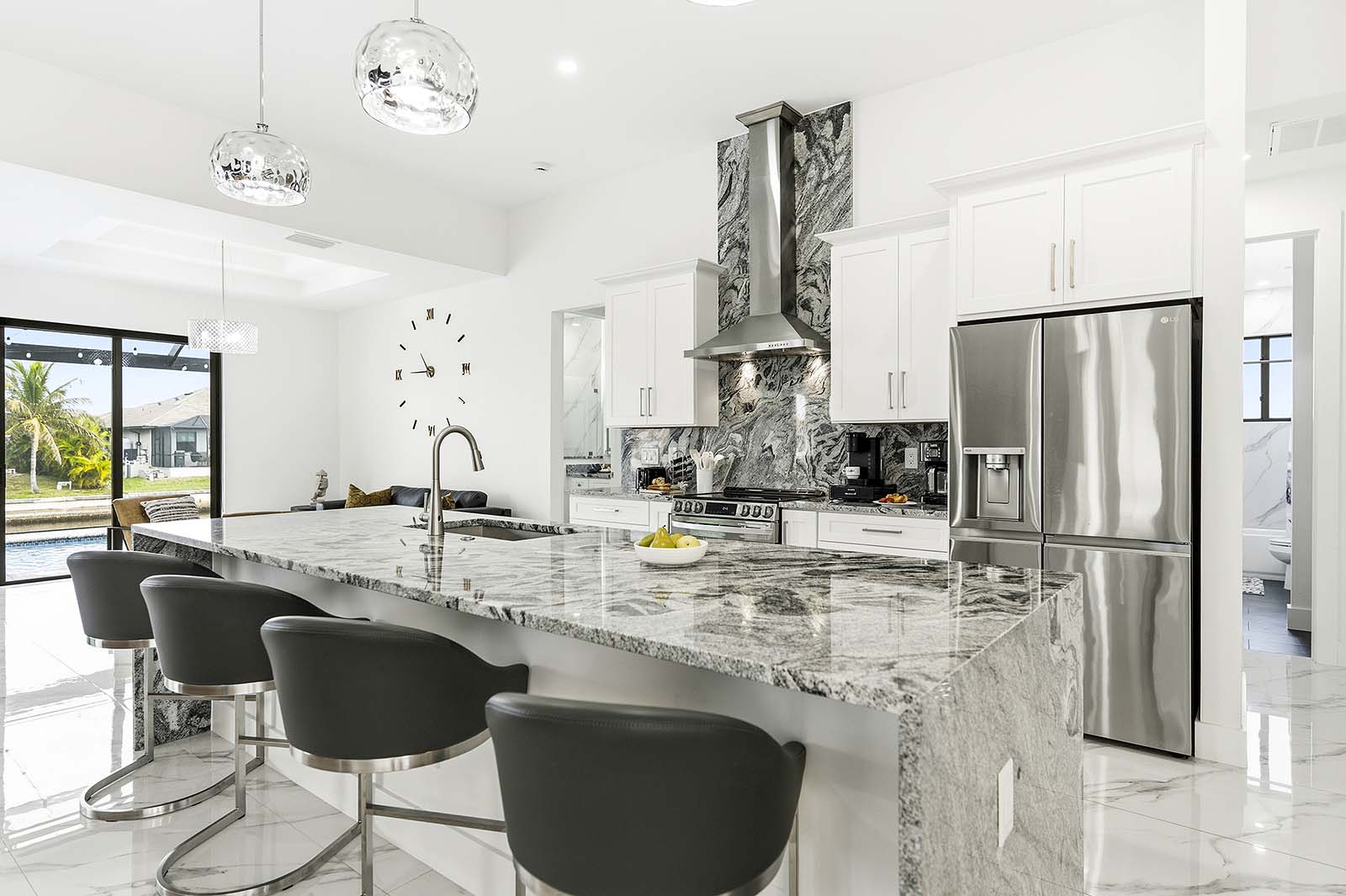 Offener Wohnbereich mit Sitzgruppe und Zugang zur Terrasse.