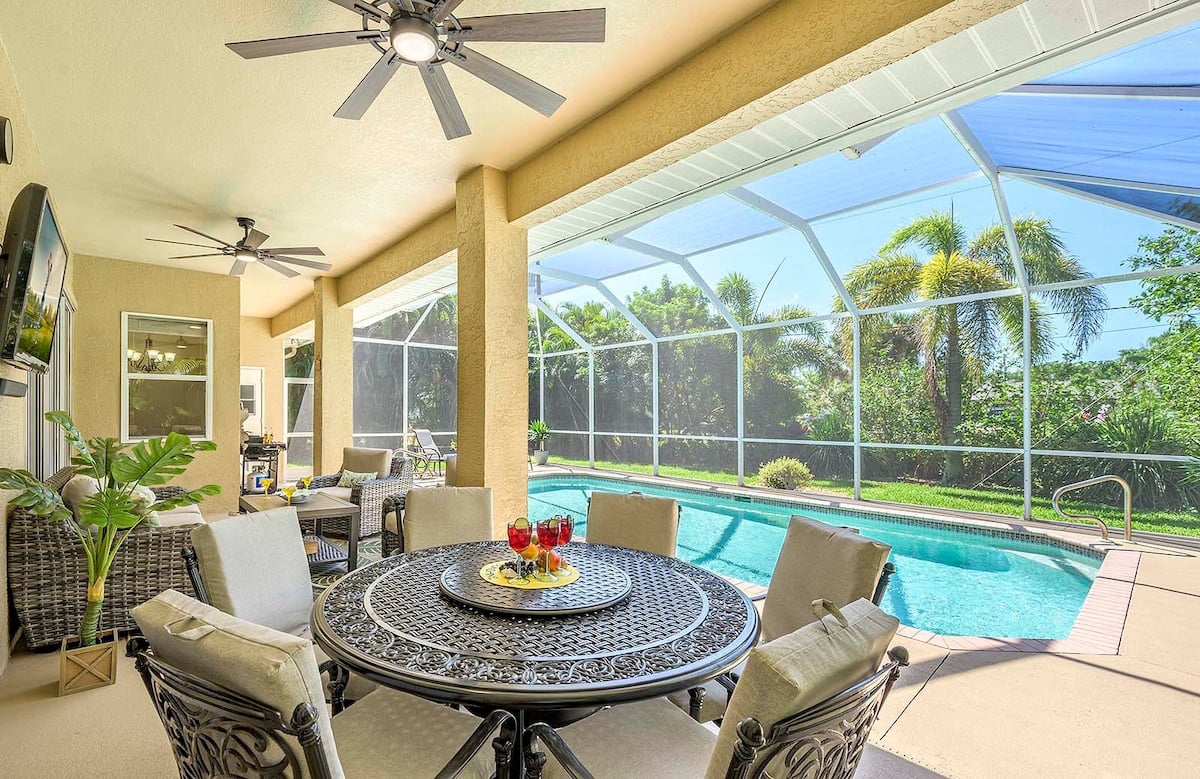 Beheizter Pool mit Sonnenterrasse und großem Gartenbereich.