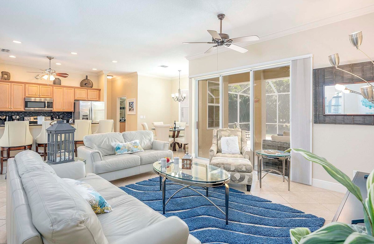 Beheizter Pool im Außenbereich mit Sonnenterrasse und Garten.