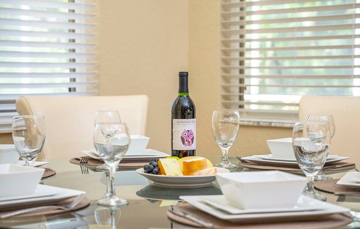 Beheizter Pool mit Sonnenterrasse und privatem Gartenbereich mit Grill.