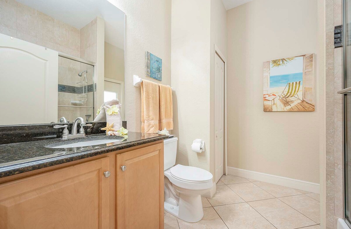 Beheizter Pool mit Sonnenterrasse und Blick in den großen, privaten Garten mit Grill.