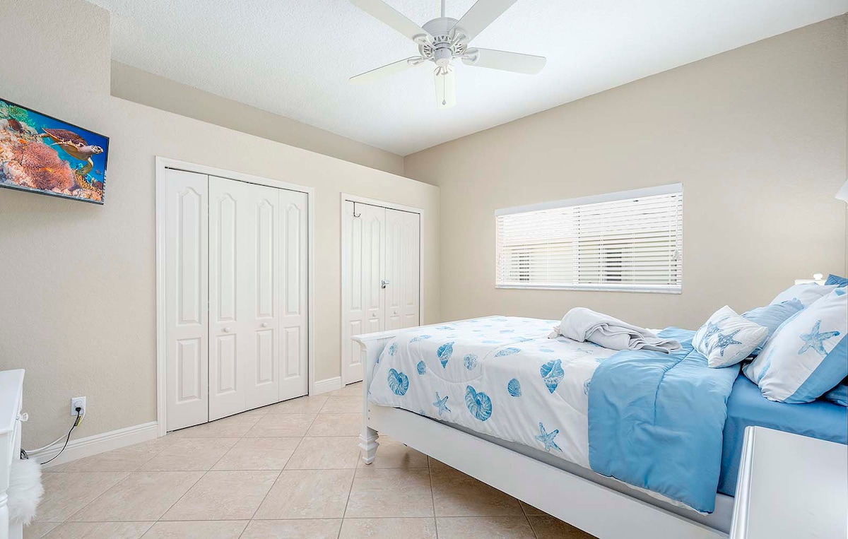 Beheizter Pool mit Terrasse, Sonnenliegen und Grillbereich im privaten Garten.