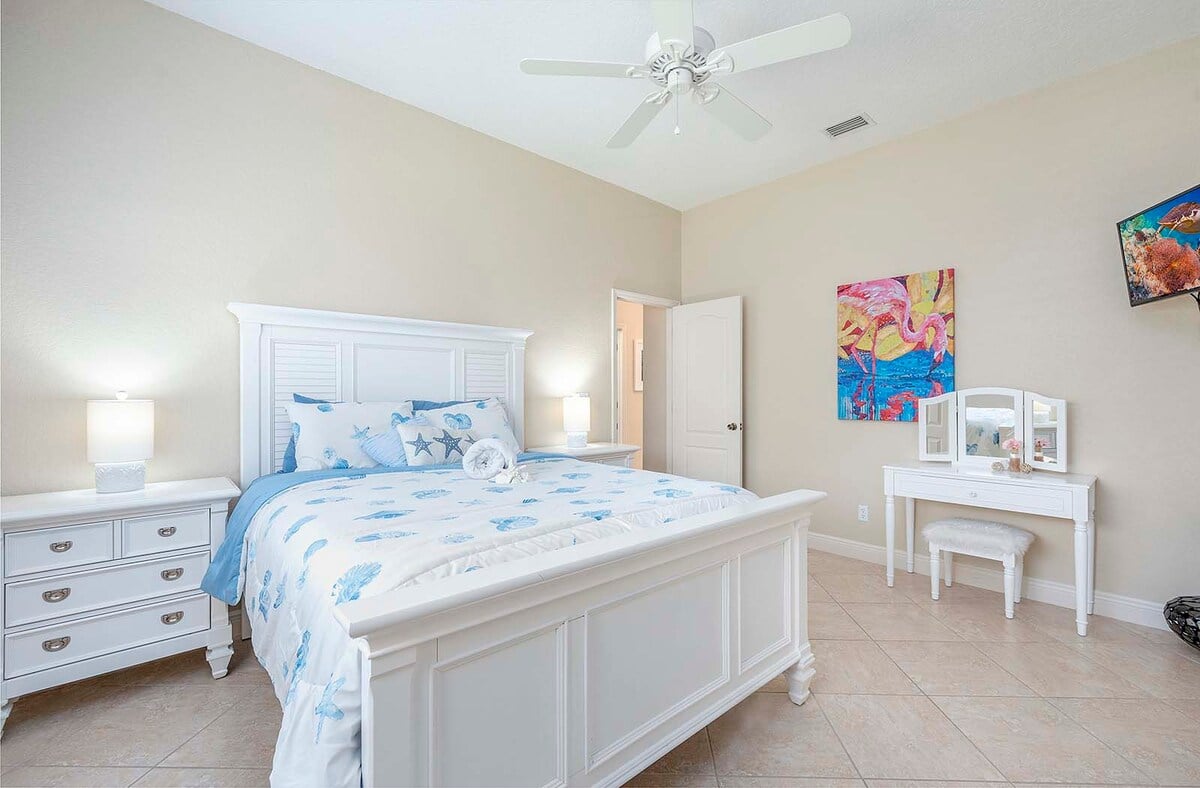 Beheizter Pool im privaten Garten mit Grillbereich.