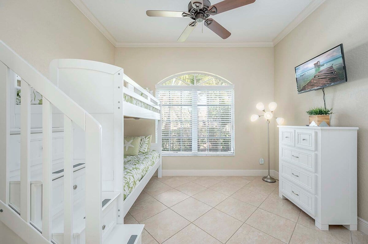 Beheizter Pool mit Sonnenterrasse, Liegen und Blick in den privaten Garten.