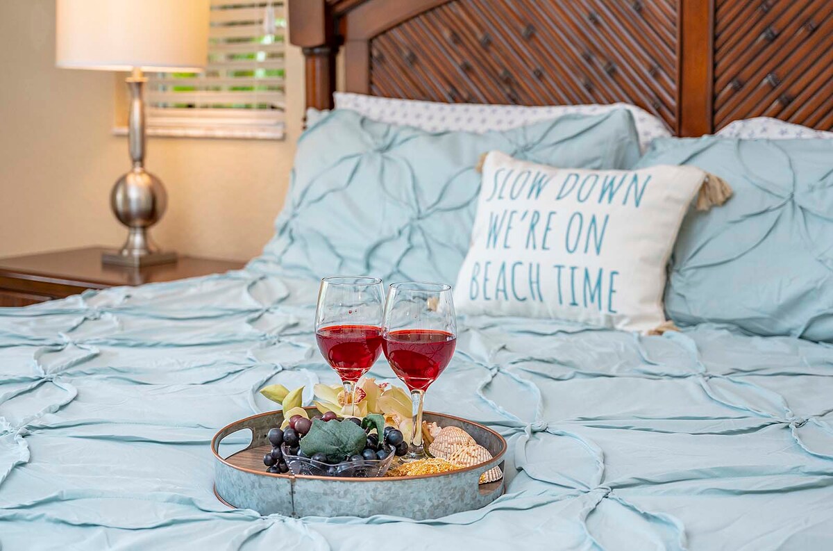 Beheizter Pool mit Sonnenterrasse und privatem Gartenbereich mit Grill.