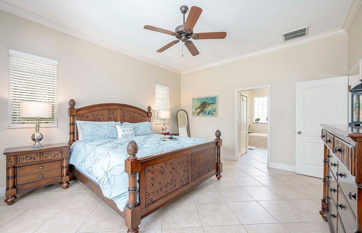 Beheizter Pool im Außenbereich mit Sonnenterrasse und Liegen.