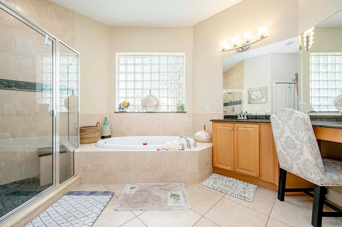 Beheizter Pool mit Sonnenterrasse und Blick in den großen, privaten Garten mit Grill.