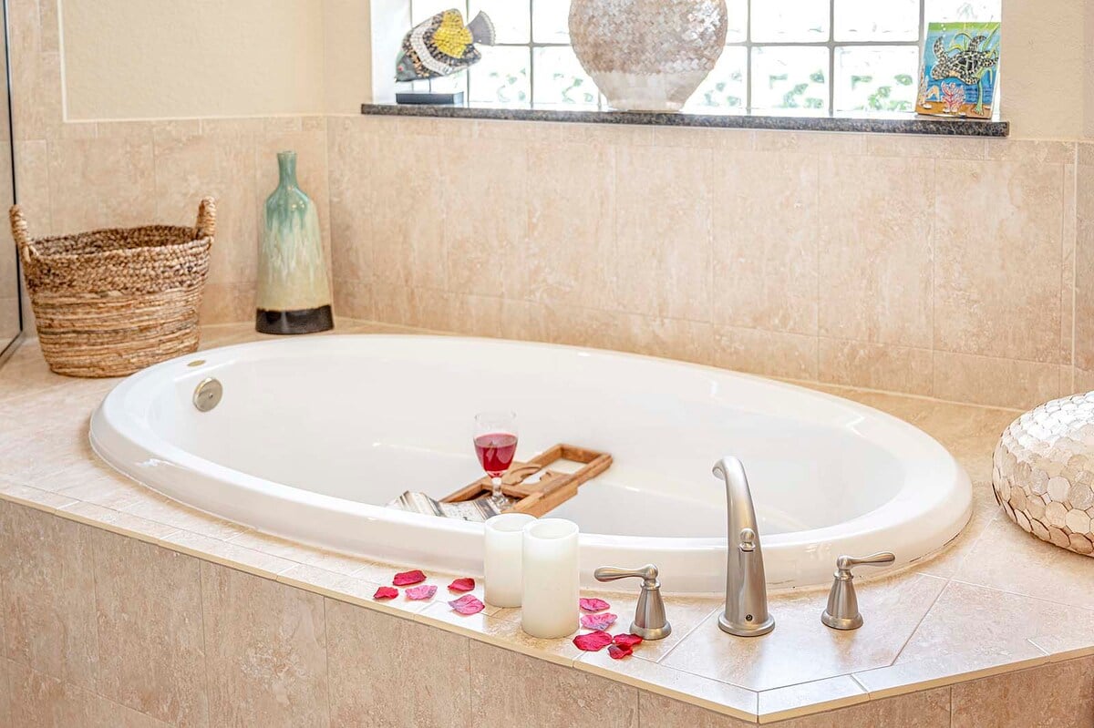 Beheizter Pool im sonnigen Außenbereich mit Liegen und Zugang zum Garten.