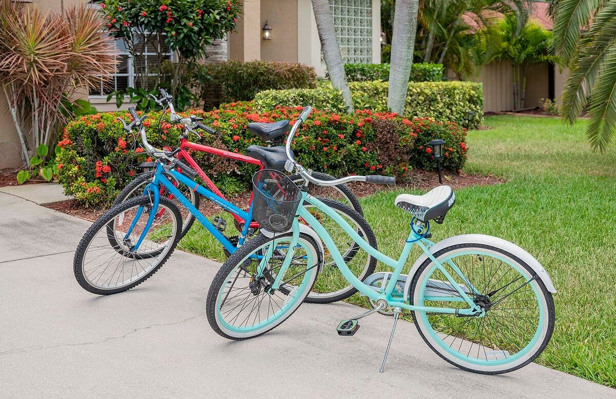 Beheizter Pool im privaten Garten mit Grillbereich.