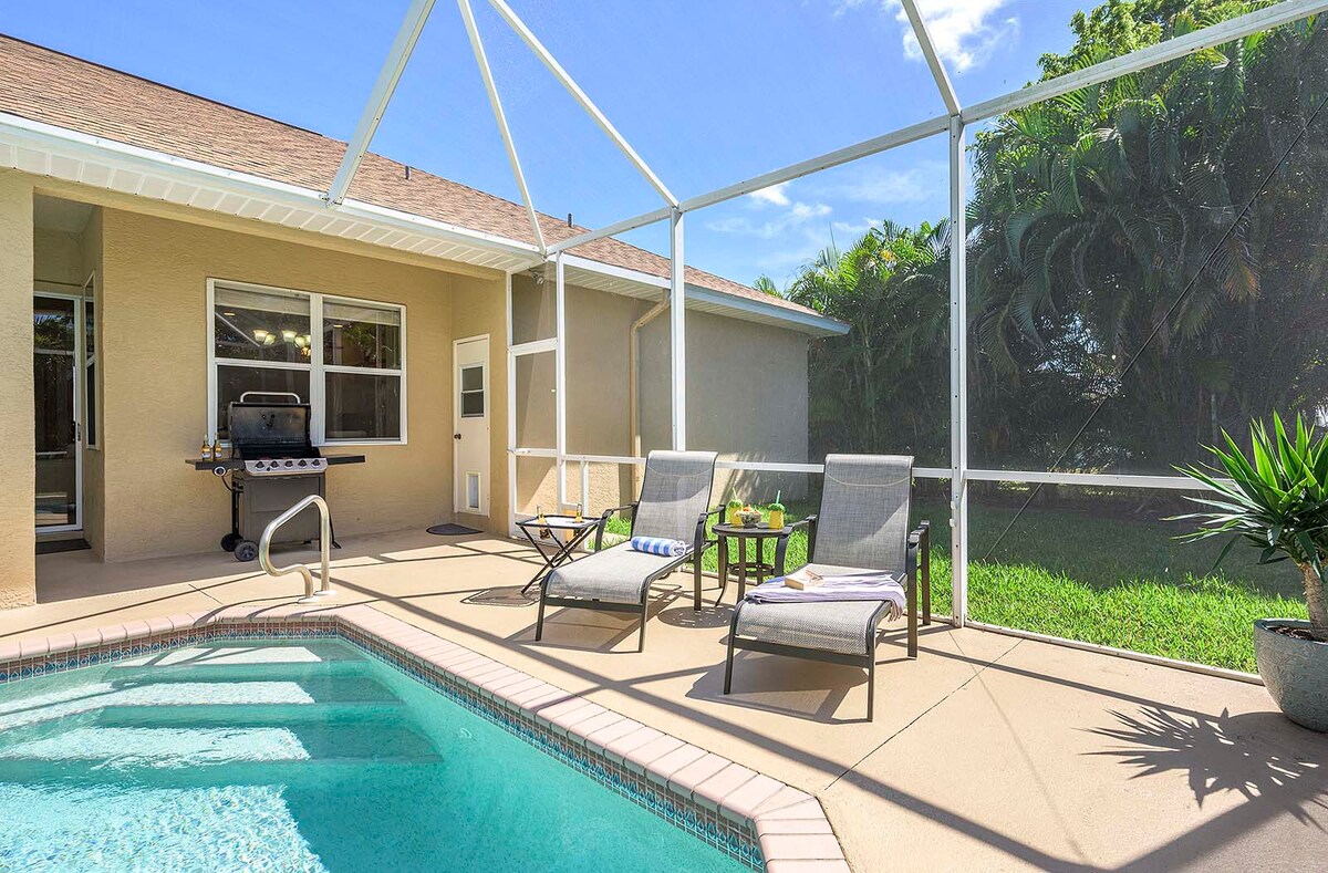 Beheizter Pool im Außenbereich mit Sonnenliegen und privatem Garten.