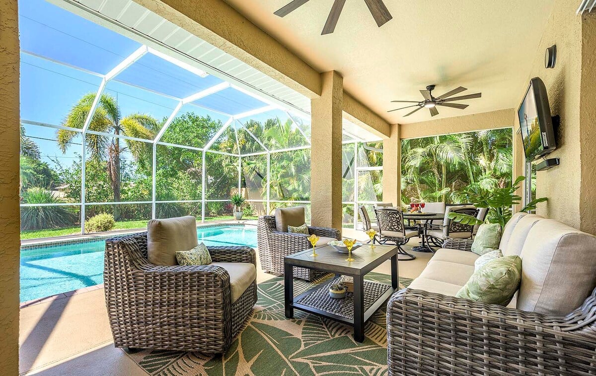 Beheizter Pool im Außenbereich mit Liegen und Blick in den privaten Garten.