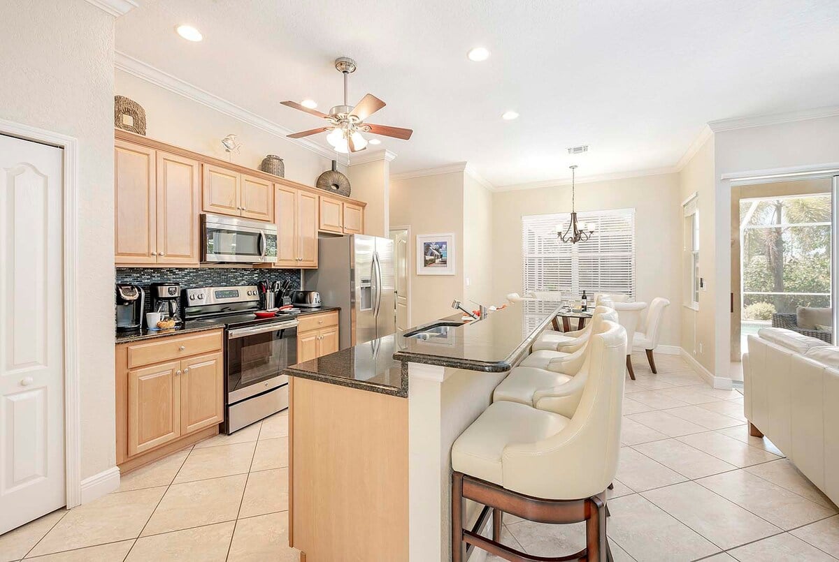 Beheizter Pool mit Sonnenterrasse und Blick in den großen, privaten Garten mit Grill.