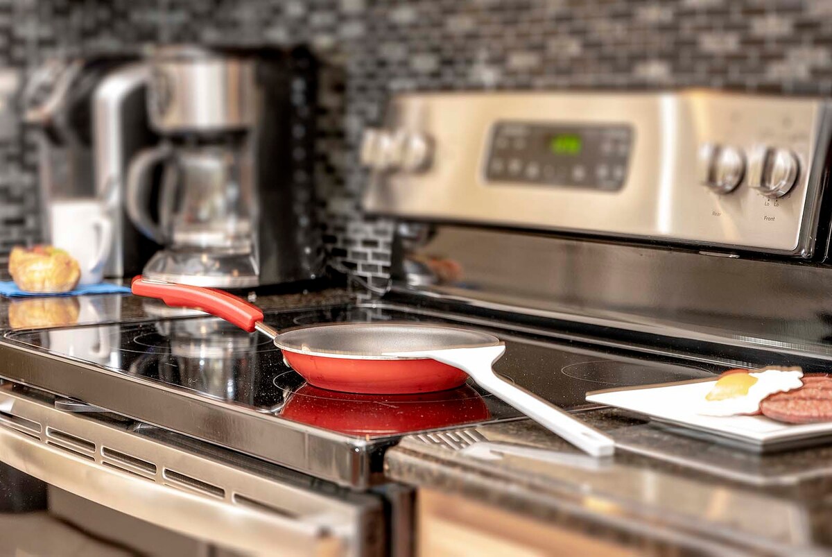 Beheizter Pool im sonnigen Garten mit Liegen und Grillbereich.