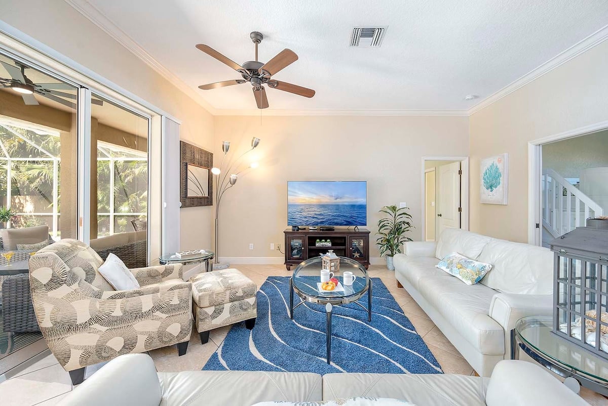 Beheizter Pool mit Sonnenterrasse und Blick in den privaten Garten.