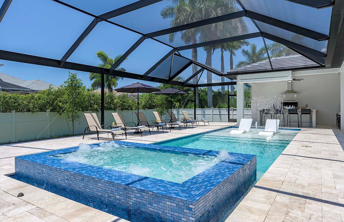 Sonnige Poolterrasse mit Resort-Pool, Lanai und Außenküche.