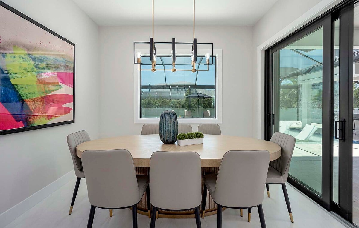 Resort-Pool mit sonniger Lanai und Sitzbereich im Außenbereich.