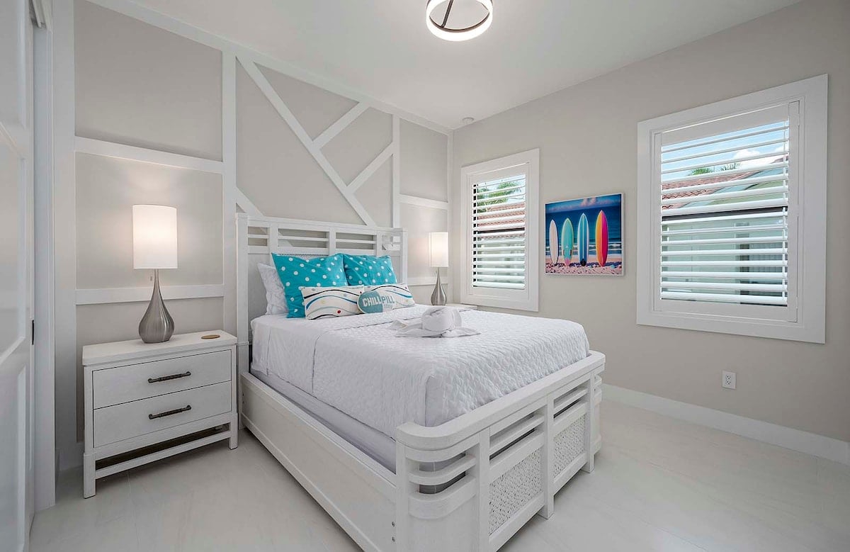 Überdachte Lanai mit Sitzbereich und Blick auf den Pool.