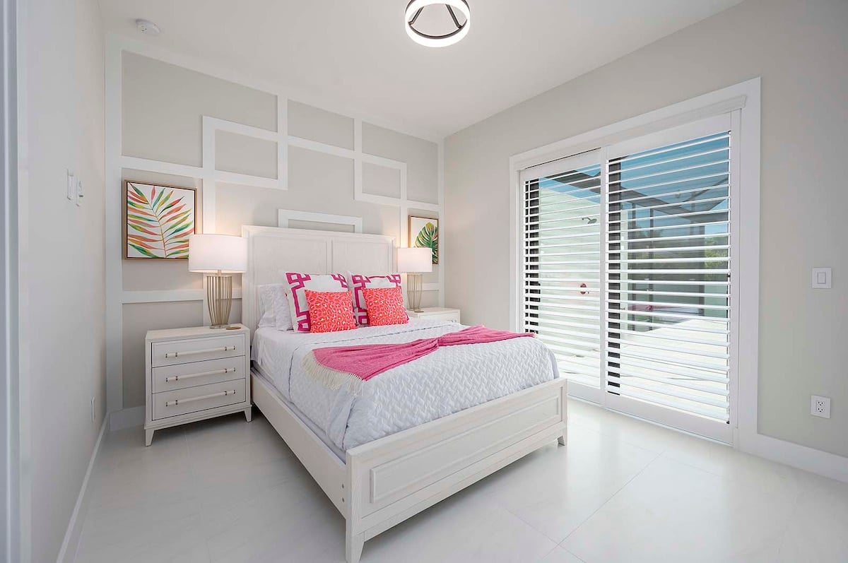 Südseitige Lanai mit Pool und Sitzbereich im Außenbereich.