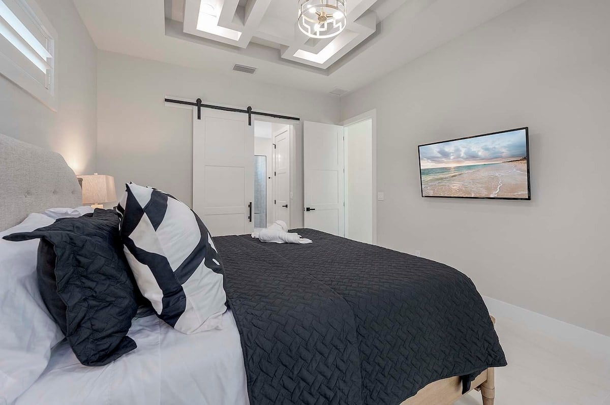 Resort-Pool mit großzügiger Lanai und Außenküche.