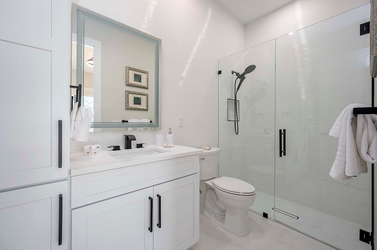 Resort-Pool mit sonniger Lanai und Sitzbereich im Außenbereich.