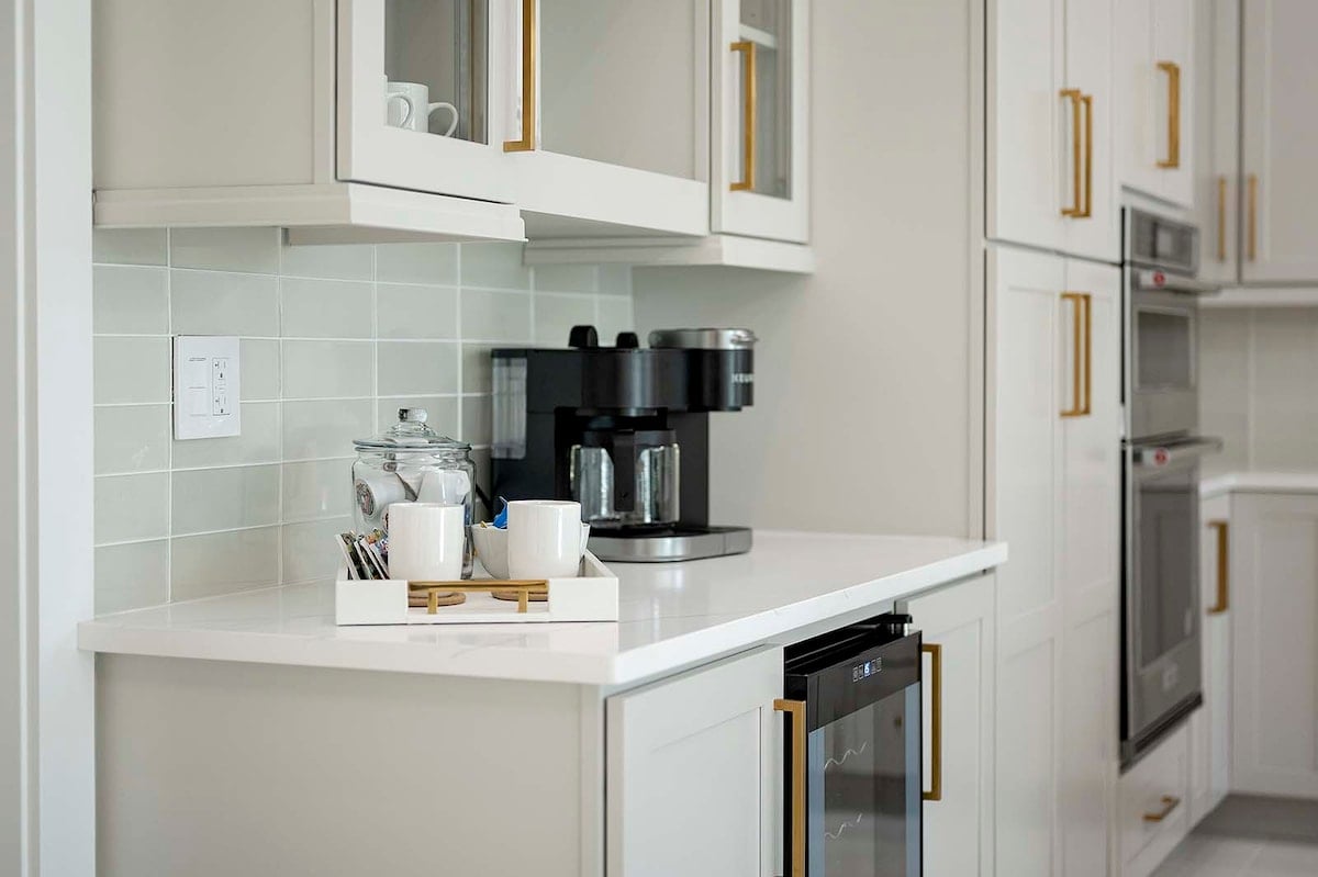 Überdachte Lanai mit Resort-Pool und Außenküche.