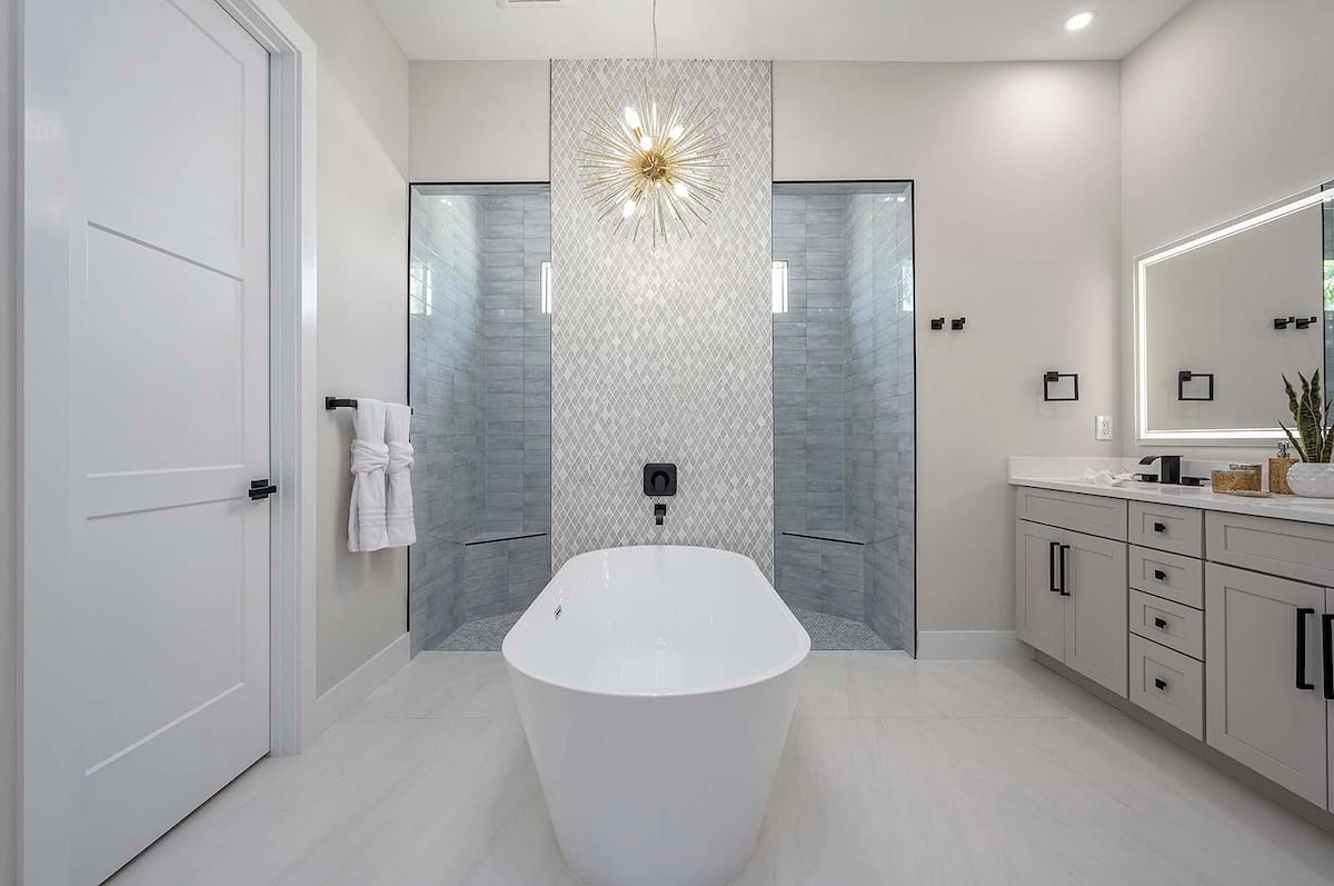 Resort-Pool mit sonniger Terrasse und Außenküche auf der Lanai.