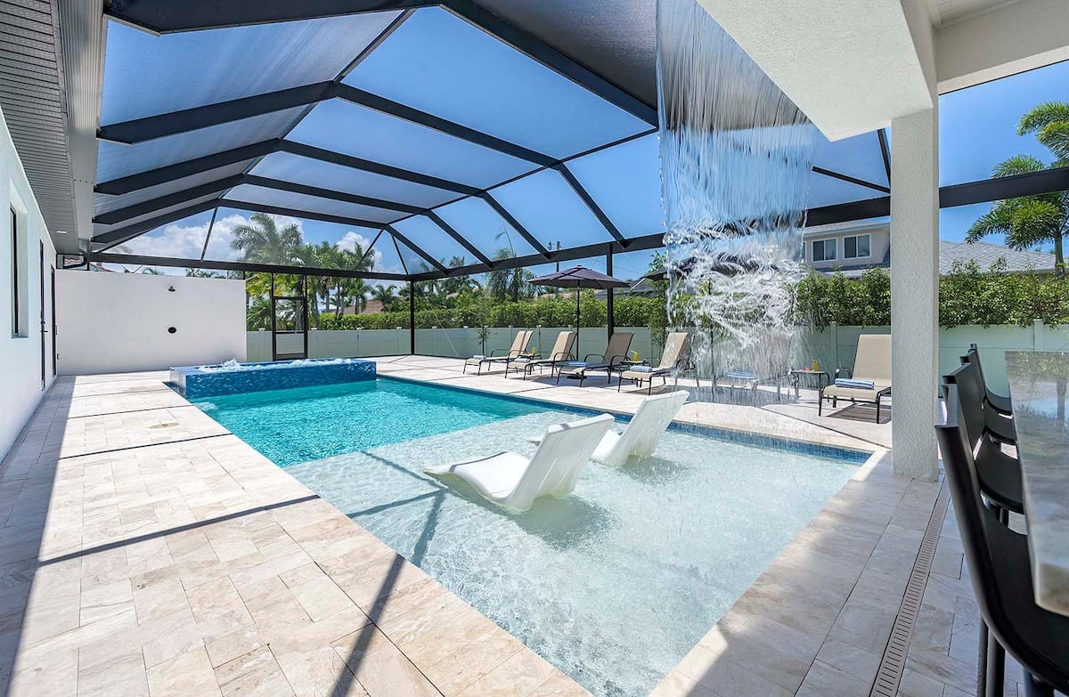 Lichtdurchfluteter Wohnbereich mit offenem Grundriss.