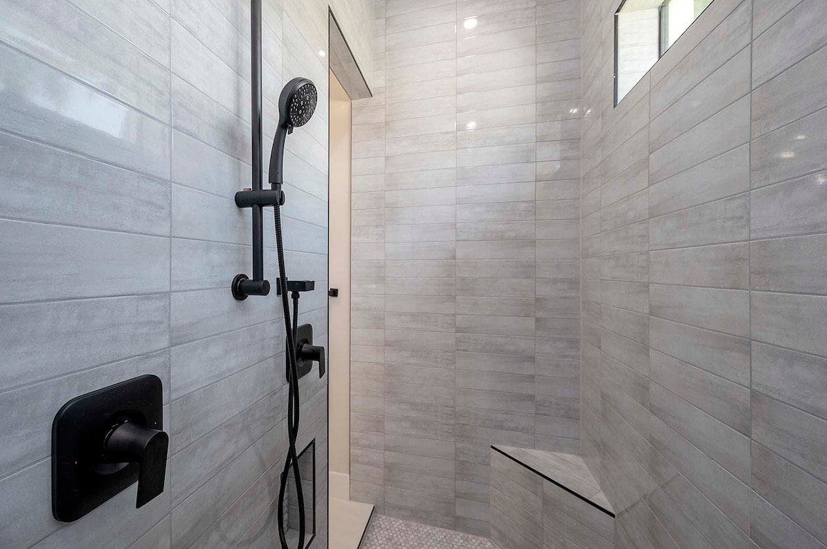 Überdachte Lanai mit Resort-Pool und Außenküche.