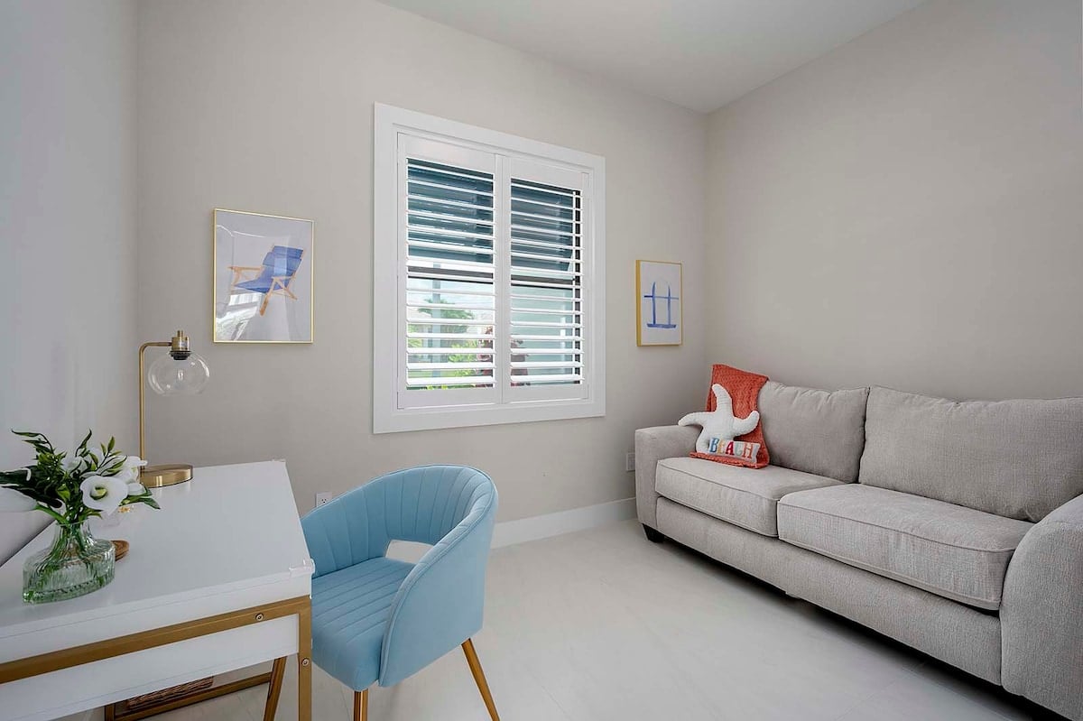 Resort-Pool mit großer, sonniger Lanai und Außenküche.