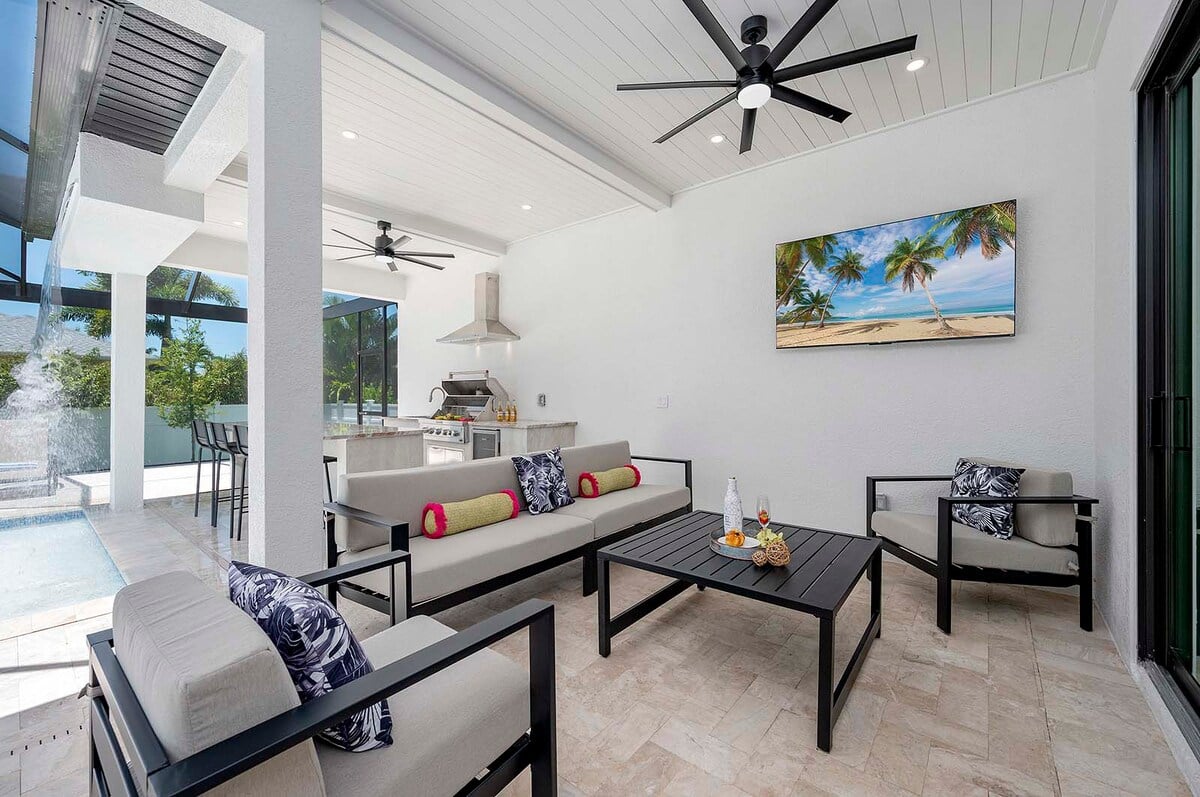 Südseitige Poolterrasse mit Lanai und großzügigem Außenbereich.