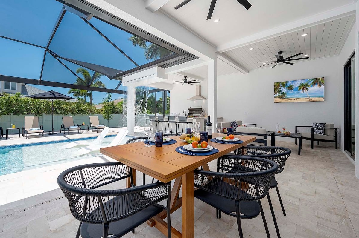 Sonnige Pool-Lanai mit Südausrichtung und großzügigem Außenbereich.