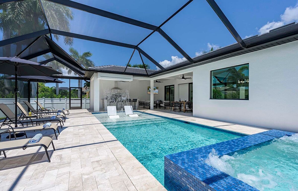 Südseitige Pool-Lanai mit Außenküche und Grillbereich.