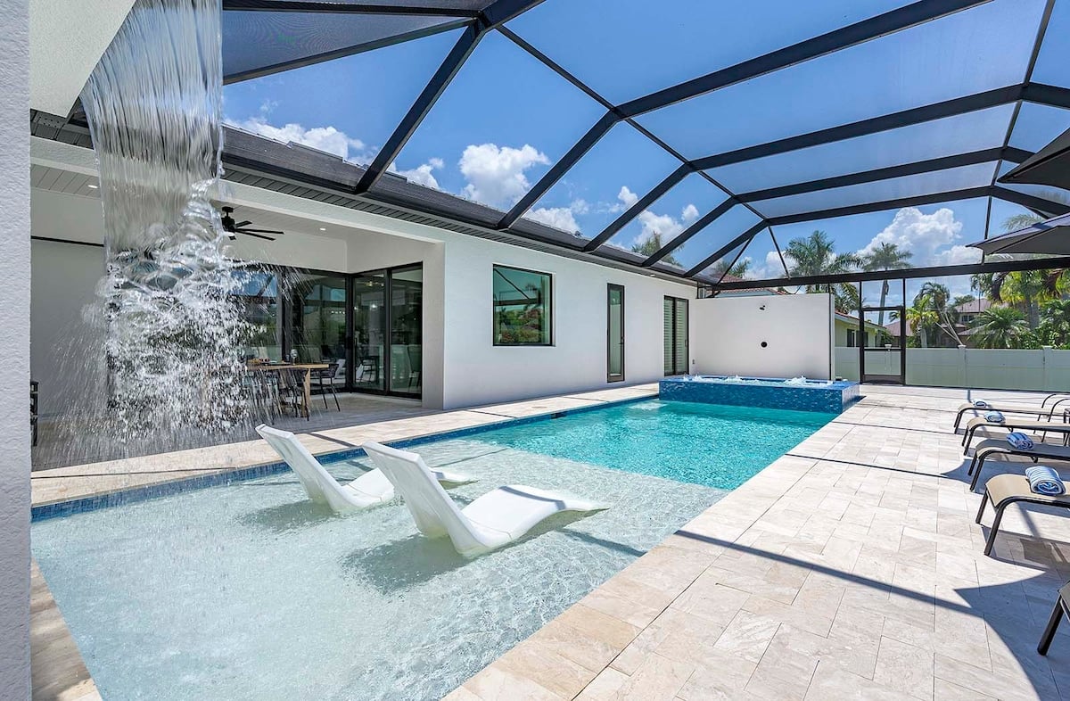 Südseitige Pool-Lanai mit Sitzbereich und Außenküche.