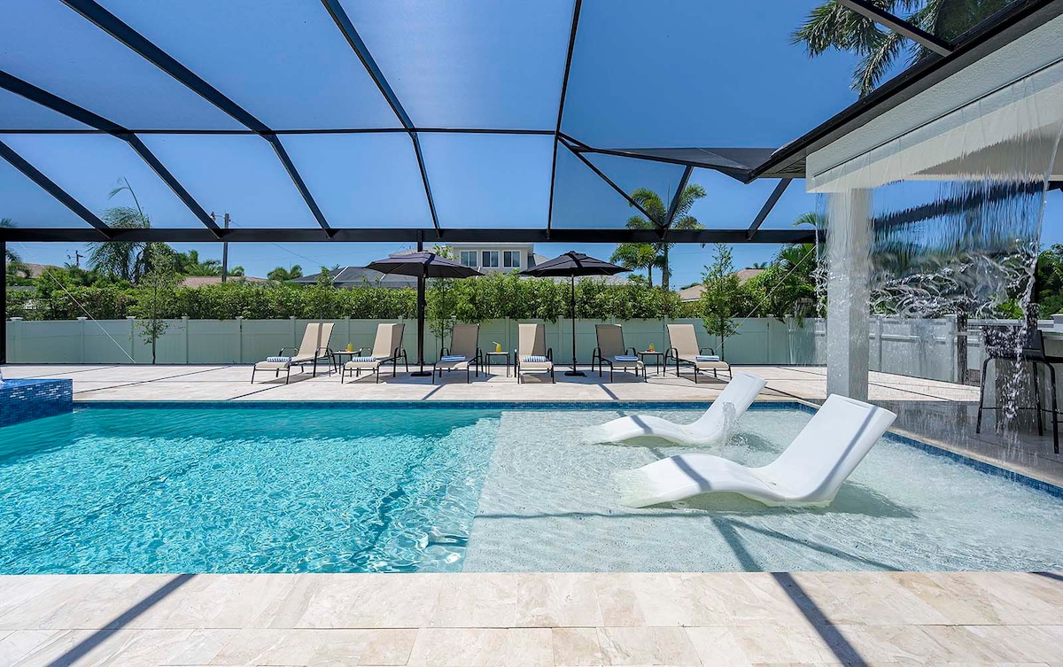 Großzügige Lanai mit südlich ausgerichtetem Poolbereich und Sitzgelegenheiten.