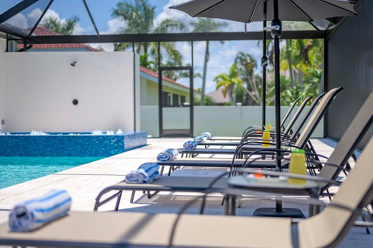 Resort-Pool mit sonniger Lanai und Outdoor-Küche.