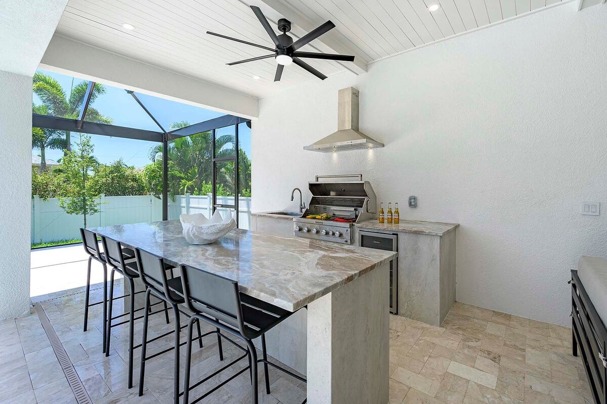 Lichtdurchfluteter Wohnbereich mit offenem Grundriss.