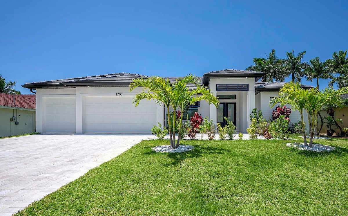 Sonnige Poolterrasse mit Lanai und Outdoor-Küche.