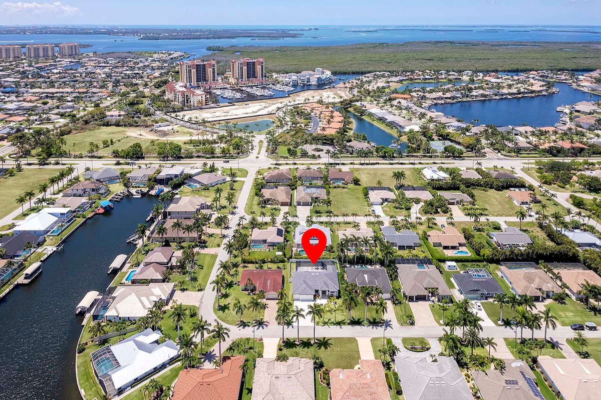 Sonnige Poolterrasse mit Lanai und Sitzbereich.
