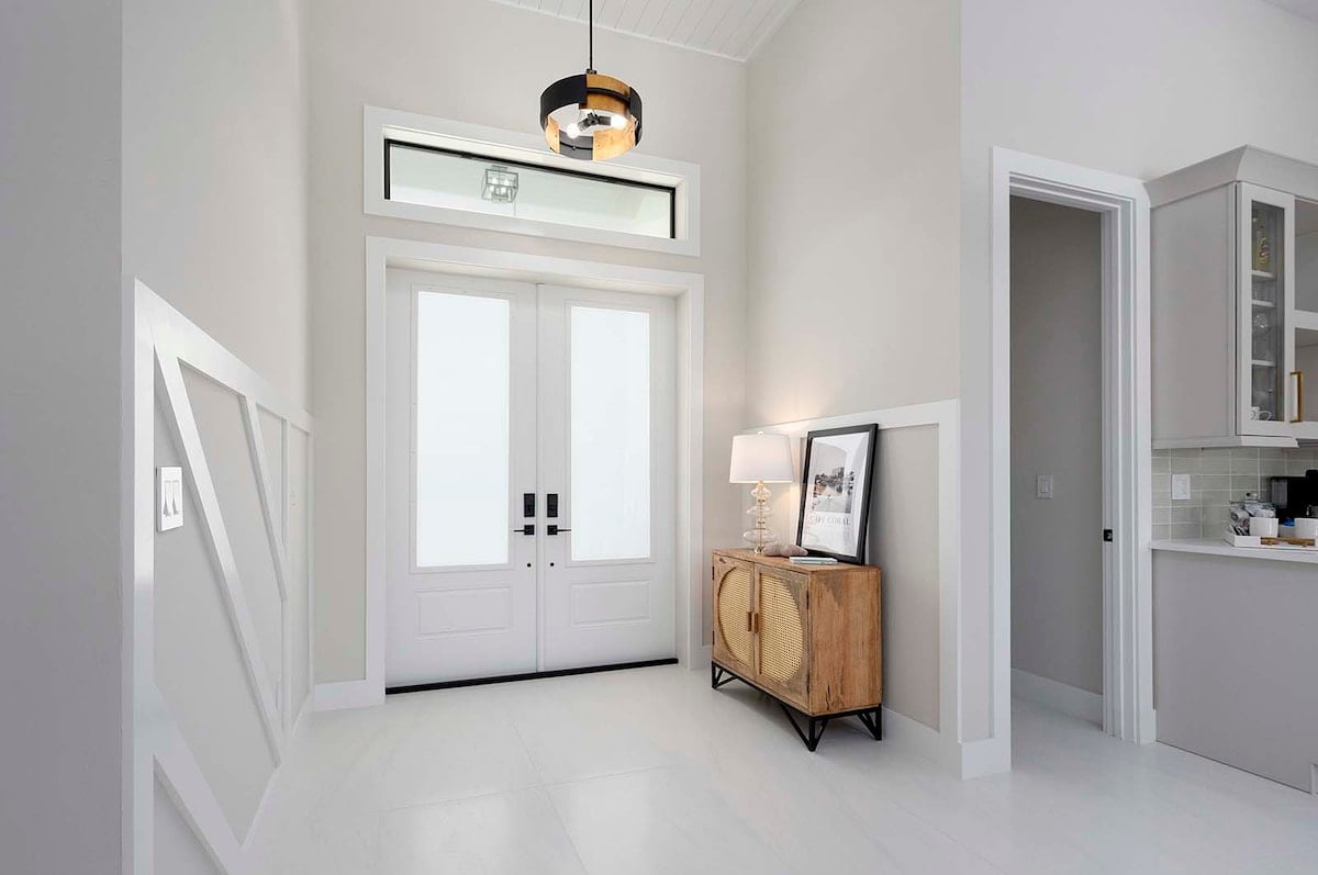 Sonnige Poolterrasse mit Lanai, Außenküche und Grill.