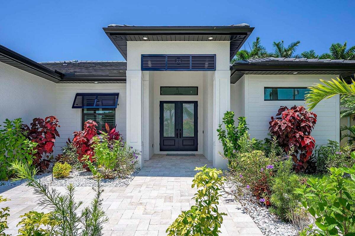 Resort-Pool mit sonniger Lanai und Sitzbereich im Außenbereich.