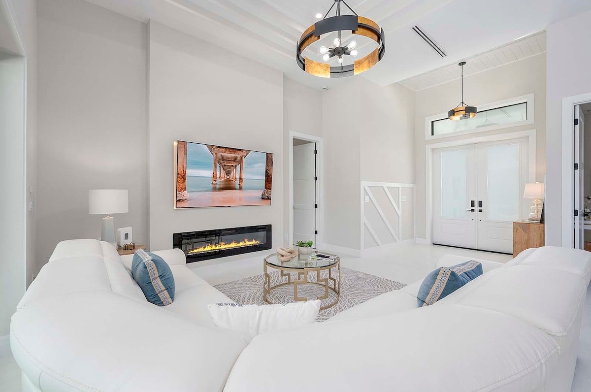 Sonnige Poolterrasse mit Lanai und Sitzbereich.