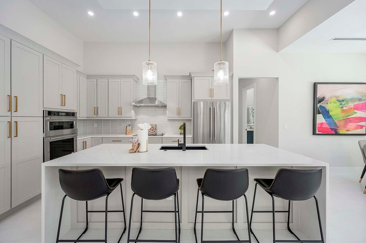 Südseitige Poolterrasse mit Lanai und Außenküche.